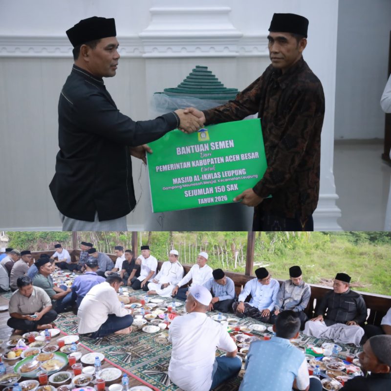 Bupati Aceh Besar Muharram Idris menyerahkan bantuan Semen dan Sajadah di Masjid Leupung, Senin (02/03/2026).
FOTO/ PROKOPIM ACEH BESAR