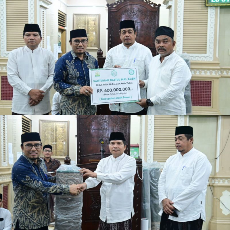 Plt Kepala Dinas Syariat Islam Aceh Marzuki, S.Ag, MH turut menyerahkan santunan sebesar Rp600.000.000 serta lima lembar sajadah ambal masjid kepada Imam Masjid Baitul Makmur Sibreh, Tgk. H. Faisal Ali.
