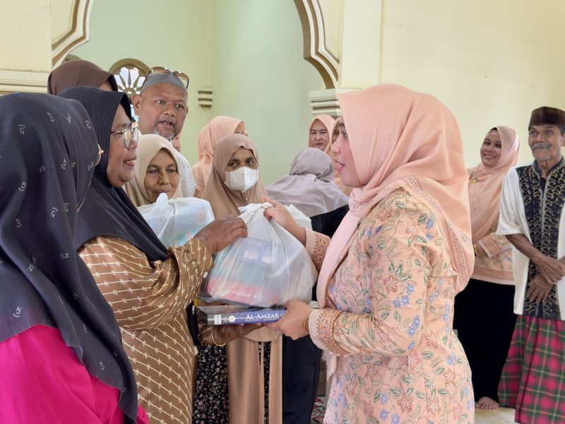 Ketua Dharma Wanita Persatuan (DWP) Aceh, Malahayati M. Nasir, bersama jajaran pengurus DWP menyalurkan bantuan paket Ramadan kepada masyarakat terdampak banjir di Desa Mideun Jok, Kecamatan Samalanga, Kabupaten Bireuen, Sabtu (28/2/2026)