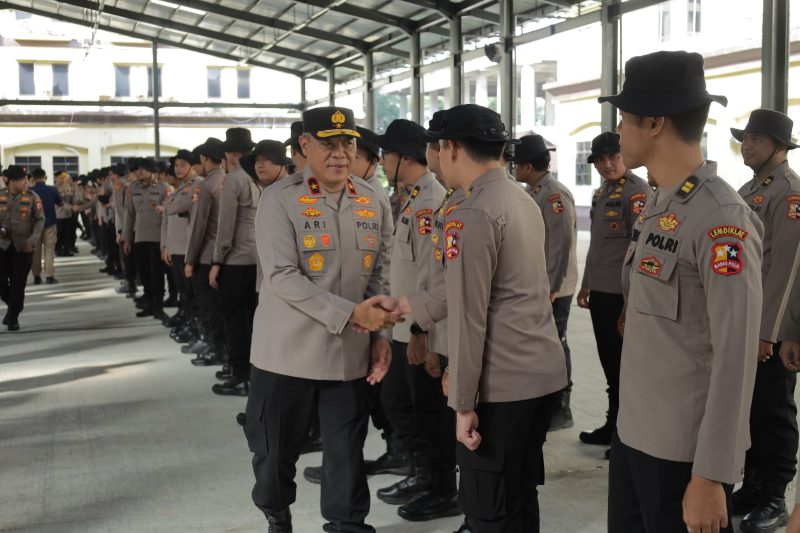 Brigjen Pol. Ari Wahyu Widodo, S.I.K., memimpin apel pelepasan 249 mahasiswa Sekolah Tinggi Ilmu Kepolisian (STIK) Lemdiklat Polri Angkatan ke-83/WPS yang telah menuntaskan tugas Pengabdian Masyarakat (Dianmas) di sejumlah daerah terdampak bencana di Provinsi Aceh,(01/03/2026).