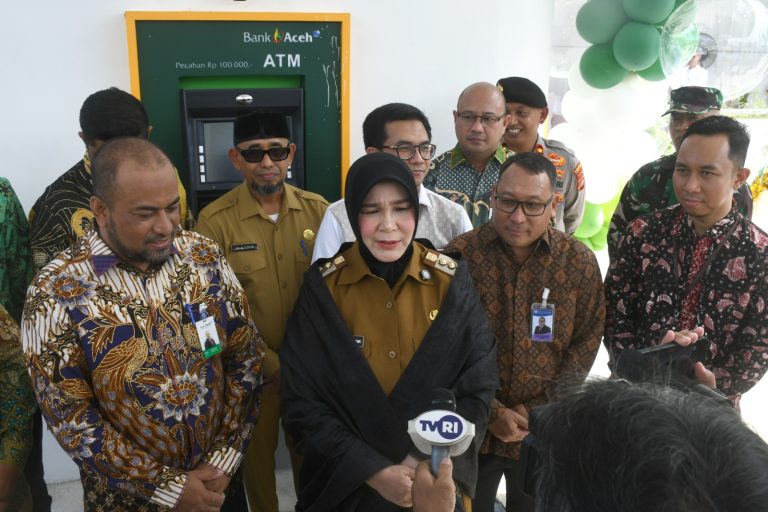 Wali Kota Banda Aceh, Illiza Sa’aduddin Djamal, meresmikan ATM Drive Thru Bank Aceh Syariah yang berlokasi di taman yang asri di sebelah utara Masjid Raya Baiturrahman, turut di hadiri Wakil Wali Kota Banda Aceh Afdhal Khalilullah, Ketua DPRK Irwansyah dan unsur forkopimda lainnya, Kepala Perwakilan Bank Indonesia Provinsi Aceh Agus Chusaini, Sekdako Banda Aceh Jalaluddin dan para pejabat teras pemko, serta jajaran direksi dan manajemen Bank Aceh Syariah, Senin (02/03/2026).