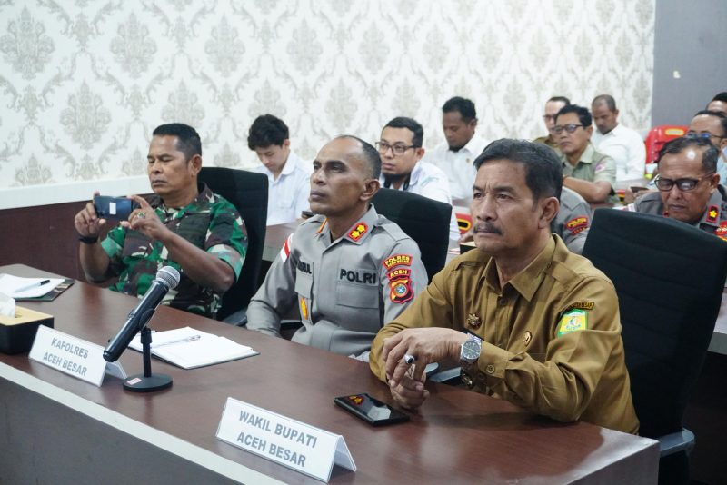 Wakil Bupati Aceh Besar Drs. Syukri dan Forkopimda mengikuti Rapat Koordinasi (Rakor) Lintas Sektoral dalam rangka kesiapan Operasi Ketupat dan Idul Fitri tahun 1447 H melalui zoom meeting
di Aula Satya Maprabu Mapolres Aceh Besar, Kota Jantho, Senin (2/3/2026).
FOTO/ MC ACEH BESAR