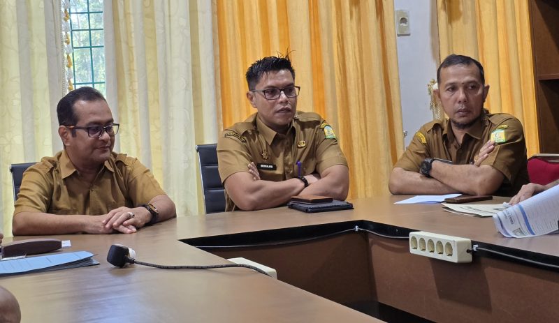 Plt Kadiskominfo Kabupaten Aceh Besar, Muhajir, SSTP, MPA didampingi Sekdis Kominfo Aceh Besar Khairul Huda SKom MM langsung melakukan silaturahmi dan tatap muka bersama jajaran ASN, PPPK dan PPPK paruh waktu lingkungan Kominfo Aceh Besar, di Ruang Rapat Dinas Kominfo Aceh Besar, Kota Jantho, Selasa (2/3/2026).