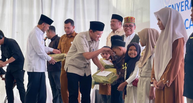 Wakil Gubernur Aceh, Fadhlullah, SE bersama Bupati Bireuen Mukhlis dan Menteri Koordinator Bidang Pembangunan Manusia dan Kebudayaan Pratikno, saat menyerahkan bantuan stimulan rumah rusak ringan dan sedang tahap II kepada warga terdampak banjir dan longsor di Pendopo Bupati Bireuen, Selasa (3/3/2026).