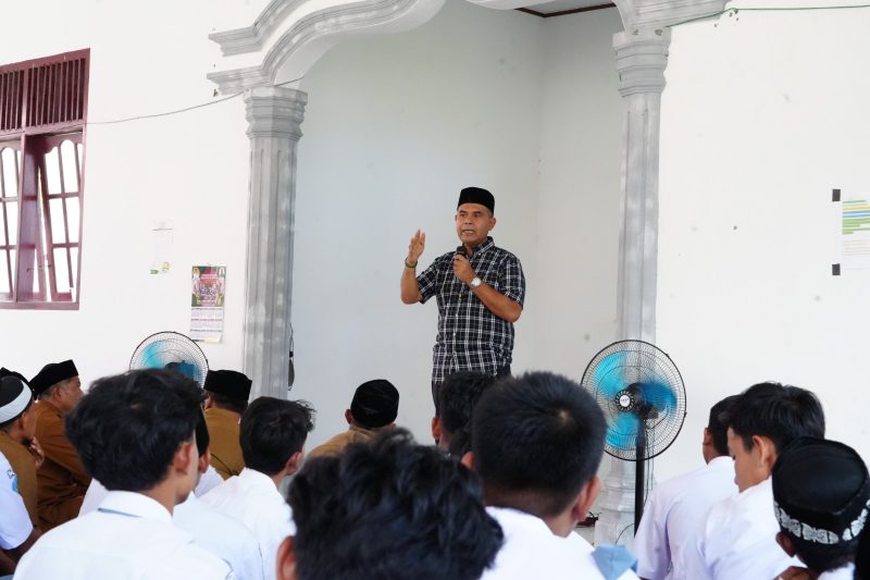 Kepala Dinas Pendidikan Aceh, Murthalamuddin, S.Pd., MSP., menyempatkan diri berkunjung di sela-sela Safari Ramadan Pemerintah Aceh ke Kabupaten Aceh Selatan, Selasa (03/03/2026).