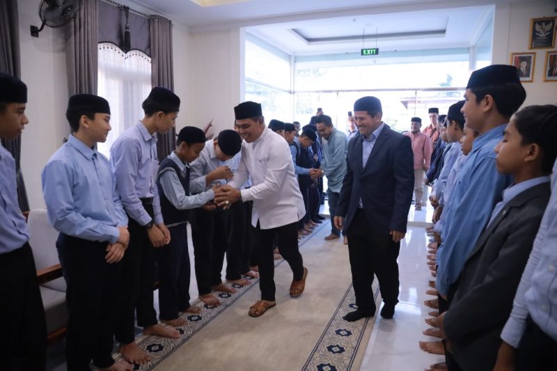 Bupati Aceh Besar H. Muharram Idris yang akrab disapa Syeh Muharram melakukan silaturahmi ke Pesantren Tahfidz Sulaimaniyah Turki di Gampong Seupeu, Kecamatan Kuta Baro, Aceh Besar, Kamis (5/3/2026) FOTO/ MC ACEH BESAR