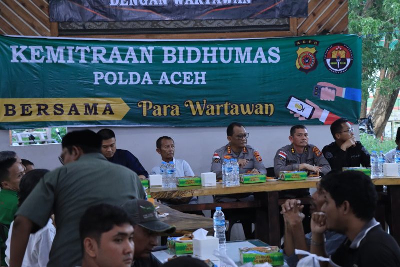 Kabid Humas Polda Aceh Kombes Pol. Joko Krisdiyanto, S. I. K yang memimpin kegiatan buka puasa bersama ratusan awak media di MZ Coffee, Banda Aceh, Kamis, (5/3/2026).
