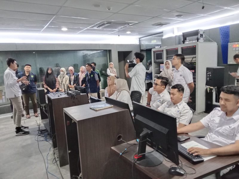 Para Mahasiswa KKN Unaya Kelompok 40 Sedang Mengikuti Penjelasan Dari Rais Subagia KPP IT TVRI Aceh Tentang Proses Produksi dan Penyiaran Acara Televisi di Studio LPP TVRI Aceh, Rabu, (4/3/2026).