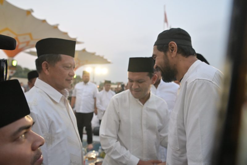 Menteri dalam Negeri, Tito Karnavian dan Menteri Sosial Saifullah Yusuf didampingi Gubernur Aceh, Muzakir Manaf, Wakil Gubernur Aceh, Fadlullah dan Forkopimda berbuka Puasa bersama sekaligus penutupan Festival Ramadhan di Halaman Masjid Raya Baiturrahman Banda Aceh, 6/3/2026