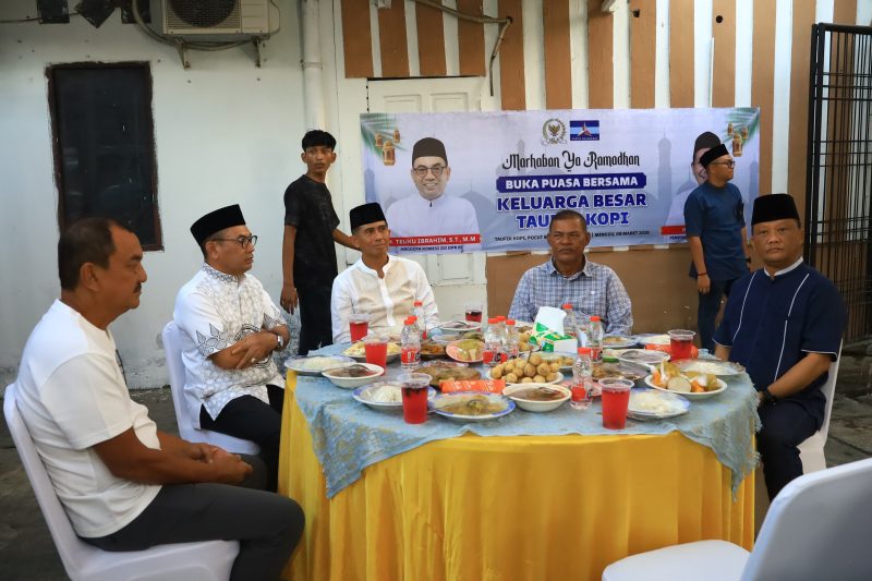H.Teuku Ibrahim menggelar acara buka puasa bersama (bukber) dengan Kapolda Aceh Irjen Pol. Drs. Marzuki Ali Basyah, M. M dan sejumlah tokoh masyarakat di Taufik Kupi, Minggu (8/3/2026).