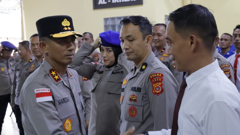 Irjen Pol. Drs. Marzuki Ali Basyah, M.M., memberikan arahan kepada para pejabat dan personel Direktorat Kepolisian Perairan dan Udara (Ditpolairud) Polda Aceh dalam kunjungan kerja yang berlangsung di Aula Mako Ditpolairud Polda Aceh, Kecamatan Kuta Alam, Kota Banda Aceh, Senin (9/3/2026).