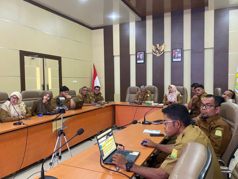 Asisten III Sekretariat Daerah Kabupaten Aceh Besar, Abdullah, S.Sos memimpin rapat pembahasan pengisian format dan indikator Laporan Kinerja Strategis Nasional Tahun 2025 bersama perwakilan perangkat daerah, bertempat di Aula Sanusi Wahab, Kantor Bupati Aceh Besar, Kota Jantho, Senin (09/03/2026). FOTO/MC ACEH BESAR
