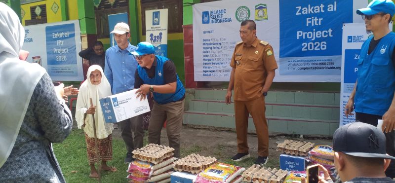 Camat Seulimeum Devi Satria, SE didampingi perwakilan Islamic Relief Indonesia menyerahkan secara simbolis paket bantuan Makanan Ramadan 2026 kepada masyarakat Kemukiman Lampanah, Kecamatan Seulimeum, berlangsusng diHalaman Mesjid Kemukiman Lampanah Kecamatan Seulimeum, Aceh Besar, Selasa (10/03/2026). FOTO/MC ACEH BESAR.