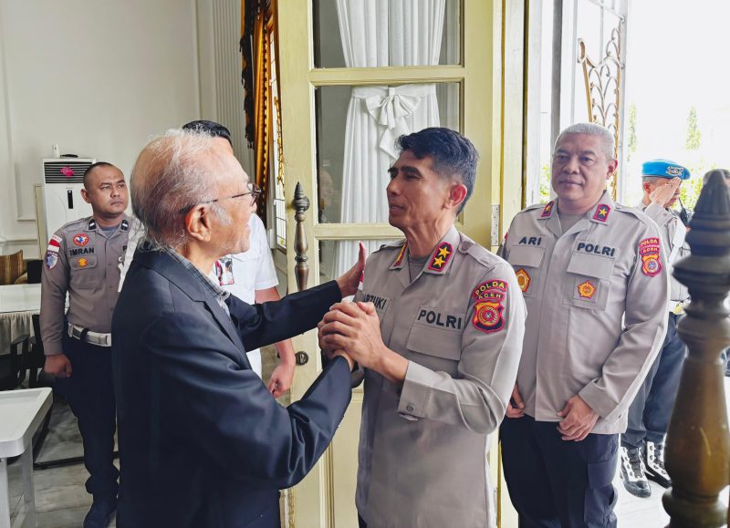Wali Nanggroe Aceh, Teungku Malik Mahmud Al-Haythar, menerima kunjungan silaturahmi dari Kapolda Aceh, Irjen Pol. Drs. Marzuki Ali Basyah, M.M, di Kantor Lembaga Wali Nanggroe Aceh di Aceh Besar, Selasa (10/3/2026).