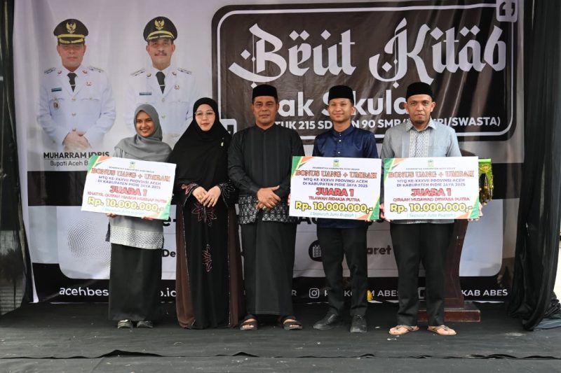 Bupati Aceh Besar, H Muharram Idris dan Ketua TP PKK Aceh Besar, Hj Rita Mayasari foto bersama peraih Hadiah Umrah Juara 1 MTQ Pidie Jaya di Halaman Dekranasda Aceh Besar, Gampong Gani, Kecamatan Ingin Jaya, Aceh Besar, Selasa (10/03/2026). FOTO/MC ACEH BESAR