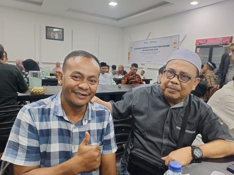 Ketua PWI Aceh M. Nasir Nurdin bersama Sayid Saiful saat menghadiri kegiatan silaturahmi dan buka puasa bersama di Banda Aceh, Jumat (13/3/2026). Foto:
