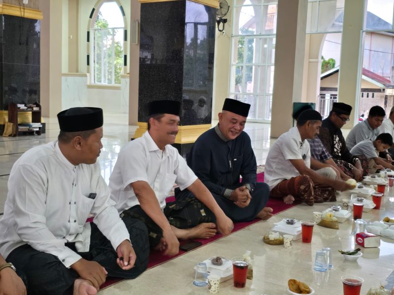 Wakil Bupati Aceh Besar Syukri didampingi Camat Blang Bintang Subhan, SE, MM bersilaturahmi dengan masyarakat Kemukiman Sungai Makmur dalam kegiatan Safari Ramadhan yang digelar Forkopimcam Blang Bintang di Masjid Baitul Makmur, Kecamatan Blang Bintang, Aceh Besar, Jumat (13/03/2026). FOTO/MC ACEH BESAR