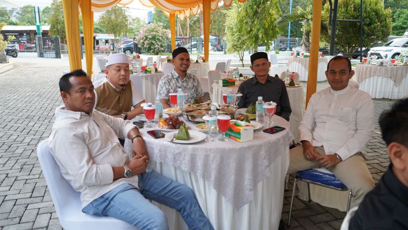 Asisten I Sekdakab Aceh Besar, Farhan AP memberi santunan kepada anak yatim di Kantor Bank Aceh Cabang Jantho, Jumat (13/3/2026). FOTO/MC ACEH BESAR