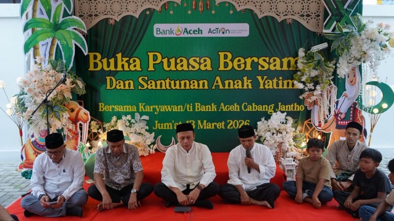 Pimpinan PT. Bank Aceh Syariah Cabang Jantho Mursal memberi santunan kepada anak yatim di Kantor Bank Aceh Cabang Jantho, Jumat (13/3/2026).