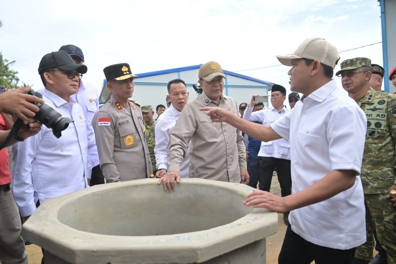 Wakil Gubernur Aceh, Fadhlullah SE, mendampingi Menteri Koordinator Bidang Politik dan Keamanan Republik Indonesia, Djamari Chaniago, meresmikan hunian tetap (Huntap) bagi masyarakat terdampak bencana hidrometeorologi di Desa Kuala Cangkoy, Kecamatan Lapang, Kabupaten Aceh Utara, Sabtu (14/3/2026).