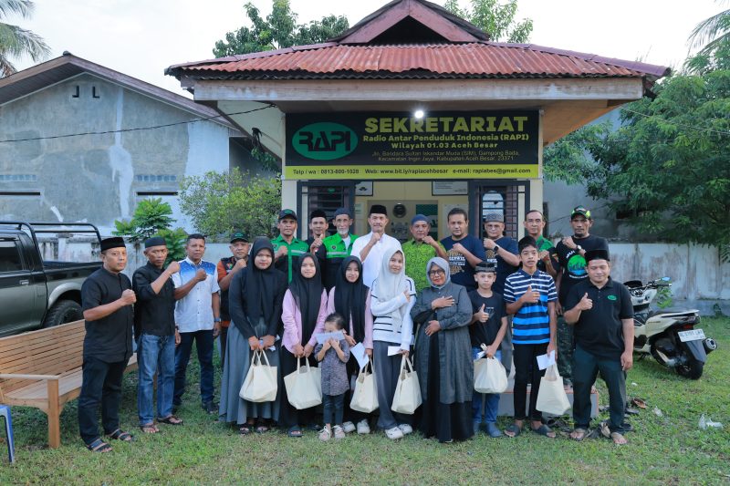 Wakil Bupati Aceh Besar Drs. Syukri A. Jalil memberi santunan kepada anak yatim di Sekretariat RAPI Wilayah 01.03 Aceh Besar, Gampong Bada, Kecamatan Ingin Jaya, Sabtu (14/3/2026). FOTO/MC ACEH BESAR