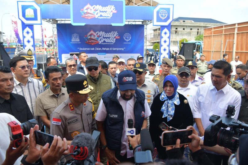 Gubernur Aceh H. Muzakir Manaf bersama Forkopimda Aceh melepas rombongan peserta Program Mudik Gratis Pemerintah Aceh dari Depo Trans Koetaradja, Banda Aceh, Minggu, 15/03/2026. Program yang diselenggarakan melalui Dinas Perhubungan Aceh itu digelar untuk membantu masyarakat pulang ke kampung halaman menjelang Hari Raya Idul Fitri 1447 Hijriah dengan lebih aman, nyaman, dan terjangkau.