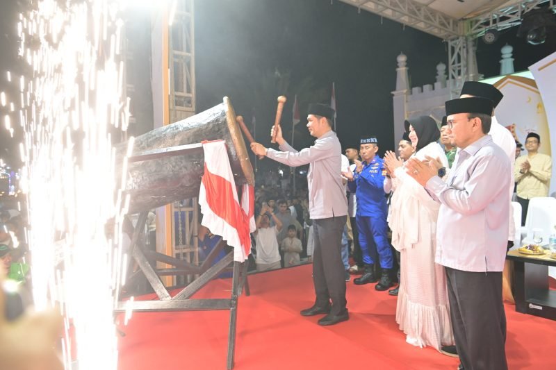 Sekretaris Daerah Aceh, M. Nasir, S.IP, MPA bersama Forkopimda dan Wali Kota Banda Aceh, melepas Pawai Takbir Idul Fitri 1447 H, di Halaman Depan Masjid Raya Baiturrahman Banda Aceh, 20/3/2026