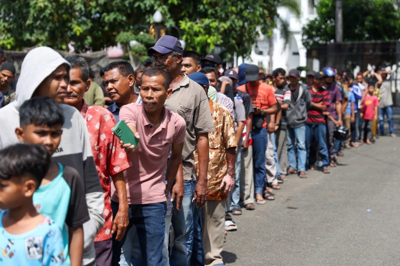 Mualem, membagikan tunjangan hari raya (THR) kepada warga melalui timnya di Meuligoe Gubernur Aceh, Kota Banda Aceh, Jumat (20/3/2026) siang
