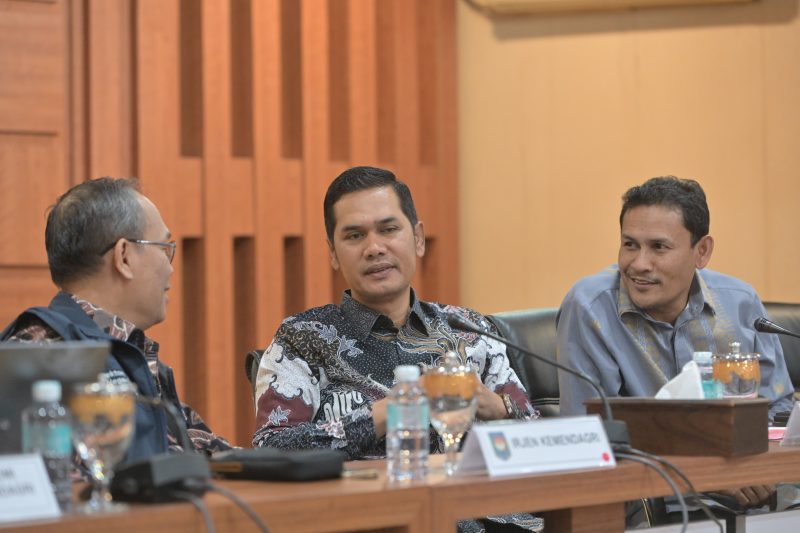 Sekretaris Daerah Aceh, M. Nasir, S.IP, MPA bersama Irjen Kemendagri rapat Monitoring dan Evaluasi Penggunaan Tambahan Tranfer Keuangan Daerah (TKD) Pasca bencana dengan kabupaten Kota yang terdampak dan SKPA Terkaiat di gedung serbaguna Setda Aceh, Banda Aceh, 26/3/2026