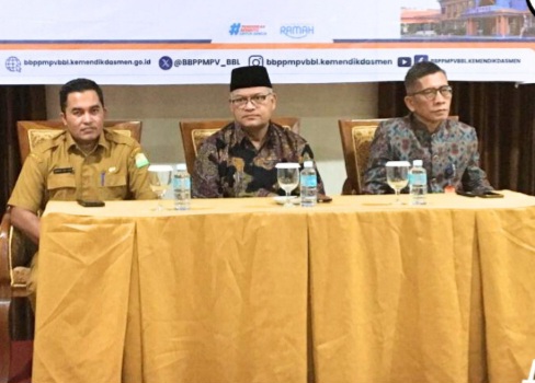 Kadis disdik Aceh, Murthalamuddin, S.Pd., MSP., yang diwakili oleh Kepala Bidang GTK, Junaidi, SST., M.Pd.,memberikan arahan dan motivasi kepada para peserta. Diklat Peningkatan Kompetensi Guru Mata Pelajaran SMK Tahun 2026 di Sei Hotel Kota Banda Aceh, Selasa (3/3/2026).