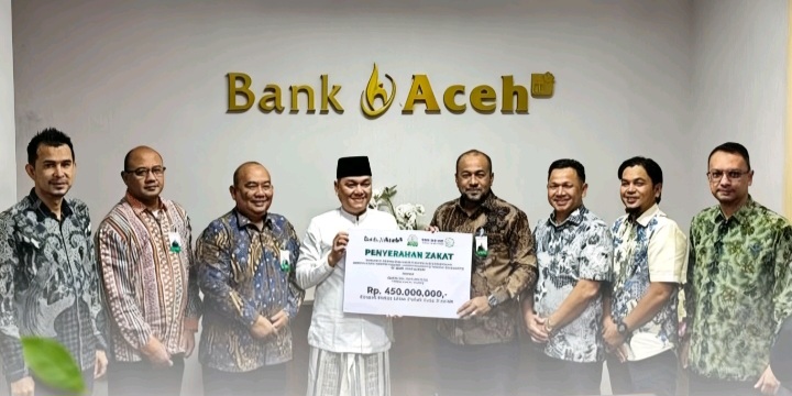 Direktur Utama Bank Aceh, Fadhil Ilyas, kepada Ketua Baitul Mal Aceh, Tgk H. Muhammad Yunus M Yusuf, yang didampingi oleh Kepala Sekretariat Baitul Mal Aceh, M. Ikhsan Ahyat, S.STP, M.A.P, di Kantor Pusat Bank Aceh, Banda Aceh, pada Kamis (12/3/2026).