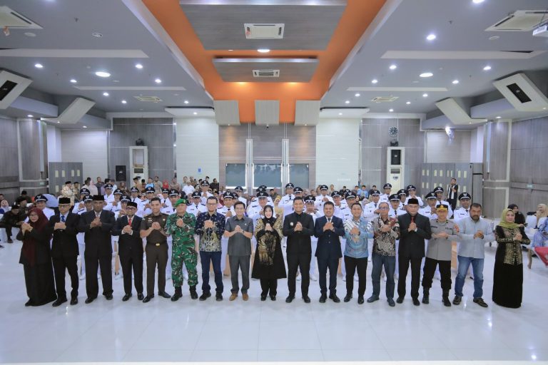 Irwansyah, S.T., bersama para anggota dewan, turut menyaksikan momen bersejarah pelantikan 33 keuchik terpilih hasil Pemilihan Keuchik Serentak Gelombang III Kota Banda Aceh Periode 2026–2032, Sabtu (7/2/2026), di Aula Mawardy Nurdin Balai Kota Banda Aceh.