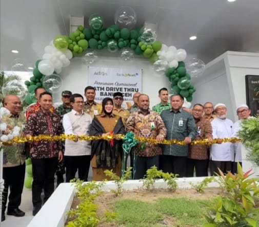 Ketua DPRK Banda Aceh, Irwansyah, hadir dalam peresmian operasional ATM Drive Thru di taman samping Masjid Raya Baiturrahman oleh Walikota Banda Aceh, Illiza Saaduddin Djamal, senin (02/03/2026).