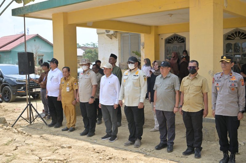 Wakil Gubernur Aceh, Fadlullah mendampingi Menteri Dalam Negeri, Tito Karnavian pelaksanaan Apel Pembukaan Praja IPDN Dan ASN Kementrian Dlam Negeri gelombang Ke III di Lapangan Dapur Umum Satgas ( Halaman Dinas PU) Aceh Tamiang, 4/4/2026