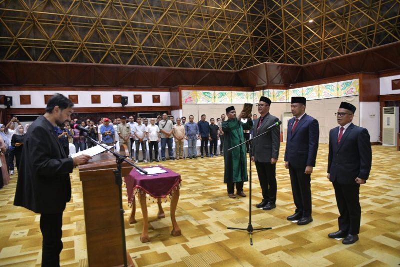 Mualem, melantik tiga Kepala Satuan Kerja Perangkat Aceh (SKPA) dalam sebuah prosesi di Anjong Mon Mata, Komplek Meuligoe Gubernur Aceh, Jumat (10/4/2026).