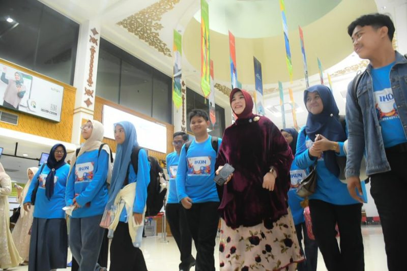 Wali Kota Banda Aceh, Illiza Sa’aduddin Djamal,  melepas 15 siswa berprestasi dari berbagai SMP negeri di Kota Banda Aceh untuk mengikuti Program  (IKON) yang digagas oleh Sampoerna Foundation,Bandara Internasional Sultan Iskandar Muda pada Minggu (12/04/2026). 
