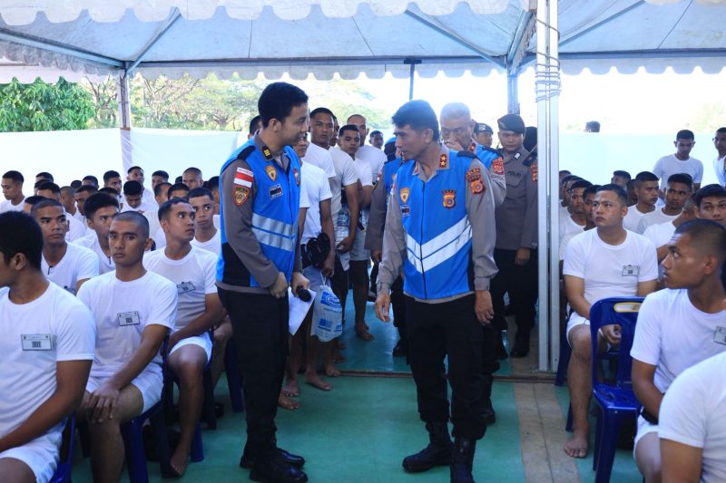 Irjen Pol. Drs. Marzuki Ali Basyah, M. M, meninjau langsung pelaksanaan pemeriksaan kesehatan calon Bintara Polri Tahun Anggaran 2026 yang berlangsung di Hanggar Helikopter Polda Aceh, Senin, 13 April 2026.
