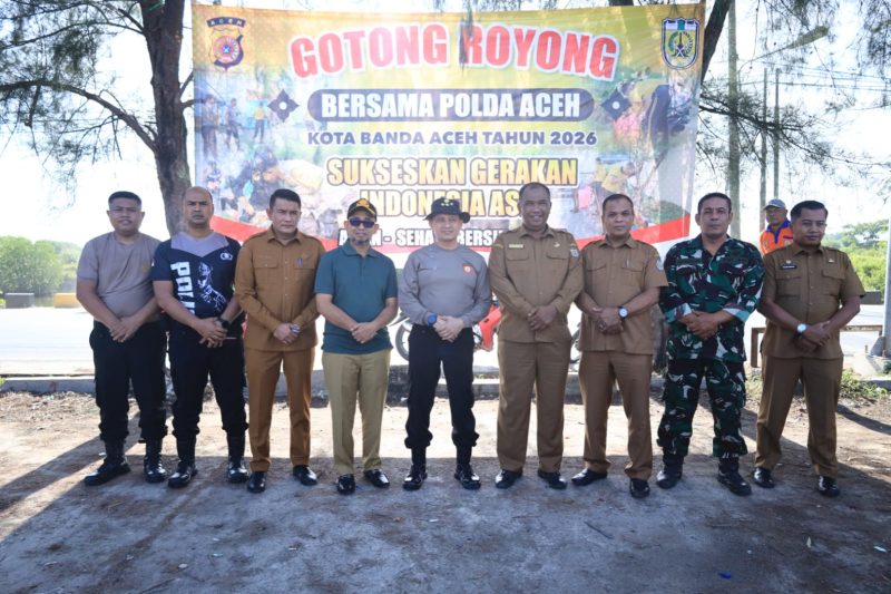 Kombes Pol. Ery Apriyono, S.I.K., M.Si mewakili Kapolda Aceh memimpin kegiatan gotong royong massal di kawasan Pasar Al-Mahirah, Lamdingin, Banda Aceh, Selasa pagi, 14 April 2026.