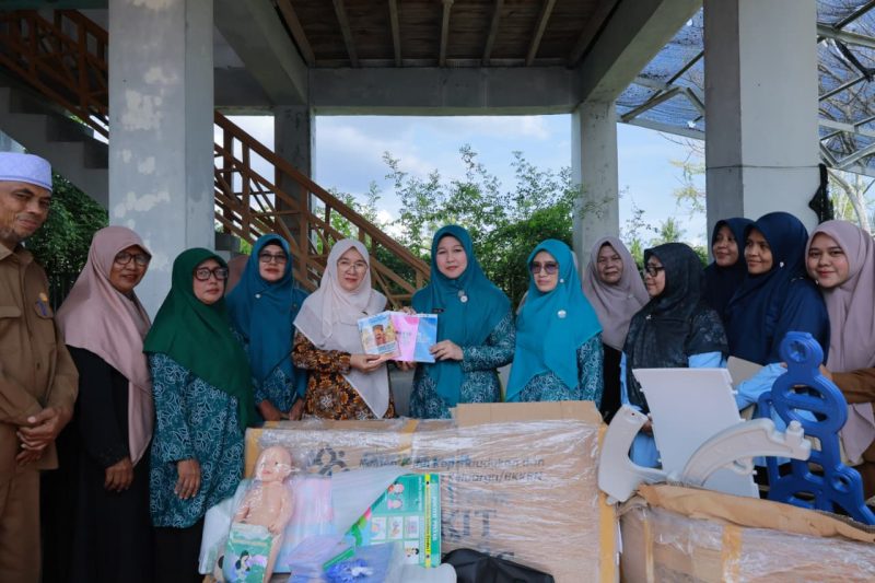 Ketua TP PKK Aceh Besar, Hj. Rita Mayasari, menyerahkan BKB KIT Stunting di Gampong Blang Krueng, Kecamatan Baitussalam, Aceh Besar, Selasa (14/4/2026). FOTO/MC ACEH BESAR