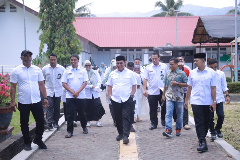Bupati Aceh Besar H Muharram Idris bersama rombongan saat mengunjungi Sekolah Rakyat pada UPT Sentra Darussa’adah Aceh Besar, di Jalan Soekarno–Hatta, Gampong Tingkeum, Kecamatan Darul Imarah, Rabu (15/04/2026). FOTO/ MC ACEH BESAR 