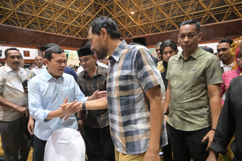Mualem dalam kegiatan silaturahmi bersama relawan dan unsur masyarakat di Anjong Mon Mata, Rabu (15/4/2026).