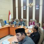 Wakil Bupati Aceh Besar Drs H Syukri didampingi Plh Sekdakab Aceh Besar Abdullah Ssos, para Staf Ahli Bupati dan Kepala OPD mengikuti Talk Show Pencegahan Korupsi bagi Pimpinan Daerah yang digelar oleh BPSDM Kemendagri tahun 2026 melalui zoom meeting dari Aula Kantor Bupati Aceh Besar, Kamis (16/4/2026).
FOTO/ MC ACEH BESAR