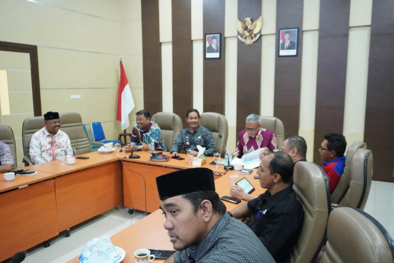 Wakil Bupati Aceh Besar Drs H Syukri didampingi Plh Sekdakab Aceh Besar Abdullah Ssos, para Staf Ahli Bupati dan Kepala OPD mengikuti Talk Show Pencegahan Korupsi bagi Pimpinan Daerah yang digelar oleh BPSDM Kemendagri tahun 2026 melalui zoom meeting dari Aula Kantor Bupati Aceh Besar, Kamis (16/4/2026).
FOTO/ MC ACEH BESAR