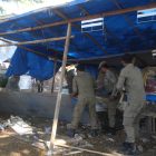 Petugas Satpol PP dan WH Aceh Besar membongkar bangunan liar, di kawasan Kecamatan Baitussalam, Kabupaten Aceh Besar, Kamis (16/4/2026). FOTO/ MC ACEH BESAR