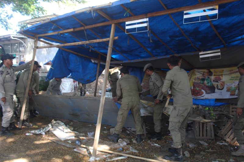 Petugas Satpol PP dan WH Aceh Besar membongkar bangunan liar, di kawasan Kecamatan Baitussalam, Kabupaten Aceh Besar, Kamis (16/4/2026). FOTO/ MC ACEH BESAR