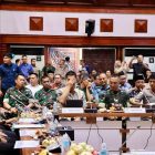 Irjen Pol. Drs. Marzuki Ali Basyah, M.M., menghadiri kegiatan pertemuan Pemerintah Aceh bersama Badan Legislasi DPR RI yang berlangsung di Anjong Mon Mata, Kamis (16 April 2026).