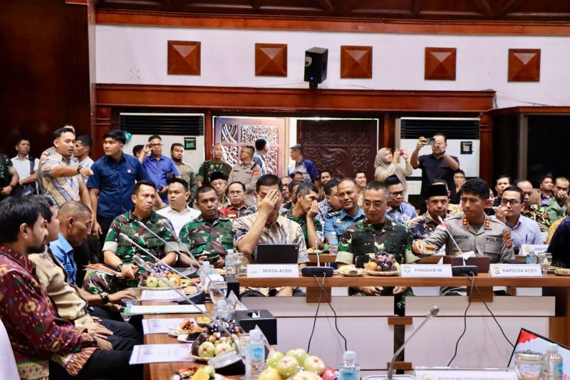 Irjen Pol. Drs. Marzuki Ali Basyah, M.M., menghadiri kegiatan pertemuan Pemerintah Aceh bersama Badan Legislasi DPR RI yang berlangsung di Anjong Mon Mata, Kamis (16 April 2026).