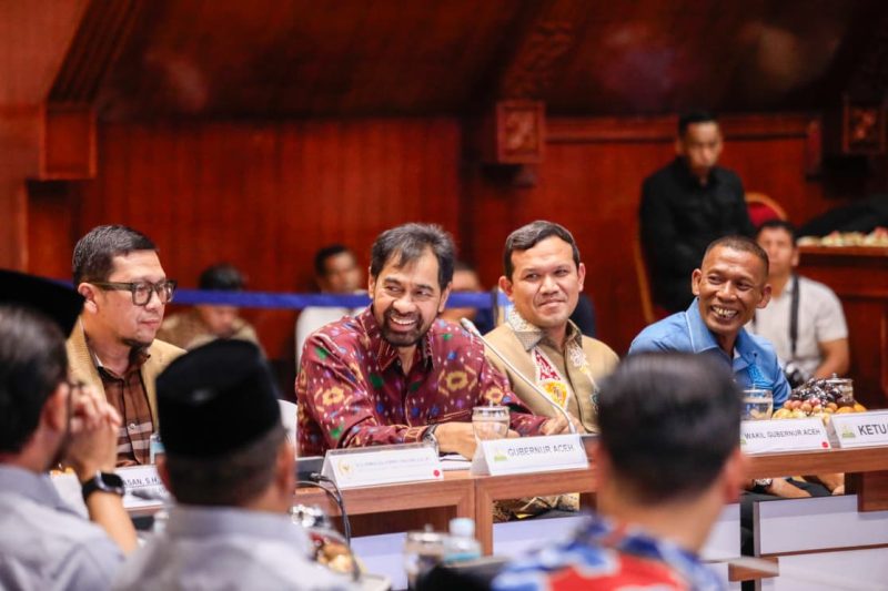 Gebernur Aceh Mualem Minta Otsus Abadi 2,5 Persen di Hadapan Banleg DPR RI pada Rapat Perubahan UUPA,di Anjong Mon Mata, Banda Aceh, Kamis (16 April 2006).