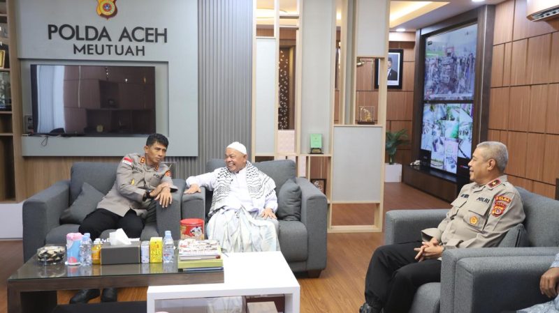 Kapolda Aceh Irjen Pol. Drs. Marzuki Ali Basyah, M.M, didampingi oleh Wakapolda Aceh Brigjen Pol. Ari Wahyu Widodo, S.I.K. Audiensi dengan Abu Paya Pasi yang juga menjabat sebagai Imam Besar Masjid Raya Baiturrahman, di ruang kerja Kapolda Aceh, Mapolda Aceh, Kamis, 16/04/2026.