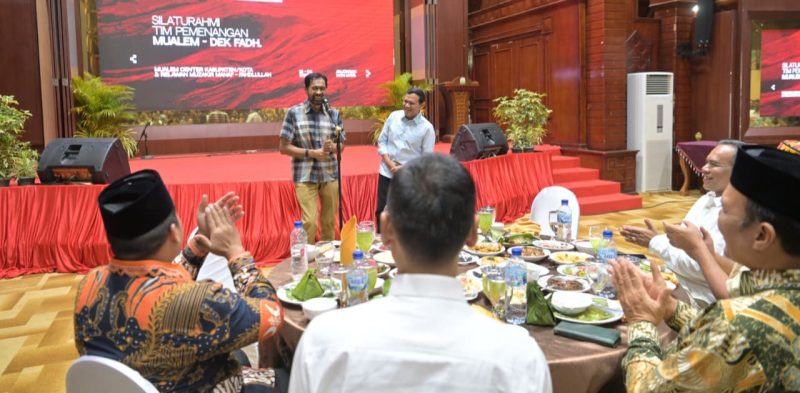Gebernur Aceh Mualem,Bersama wagub Fadhlullah di hadapan relawan dan tokoh masyarakat pada Rabu (15/4/2026) malam.